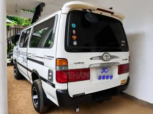 Toyota Dolphin 2004 Van (Used)