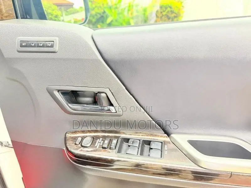 Toyota Alphard 2013