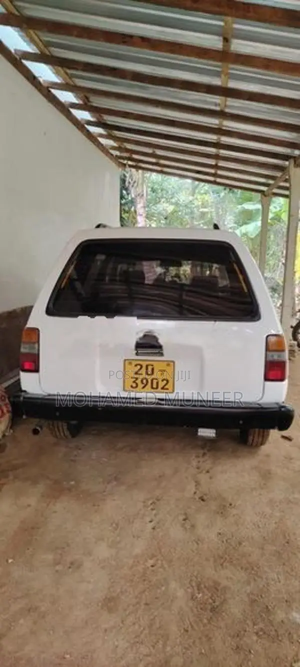 Nissan 1990