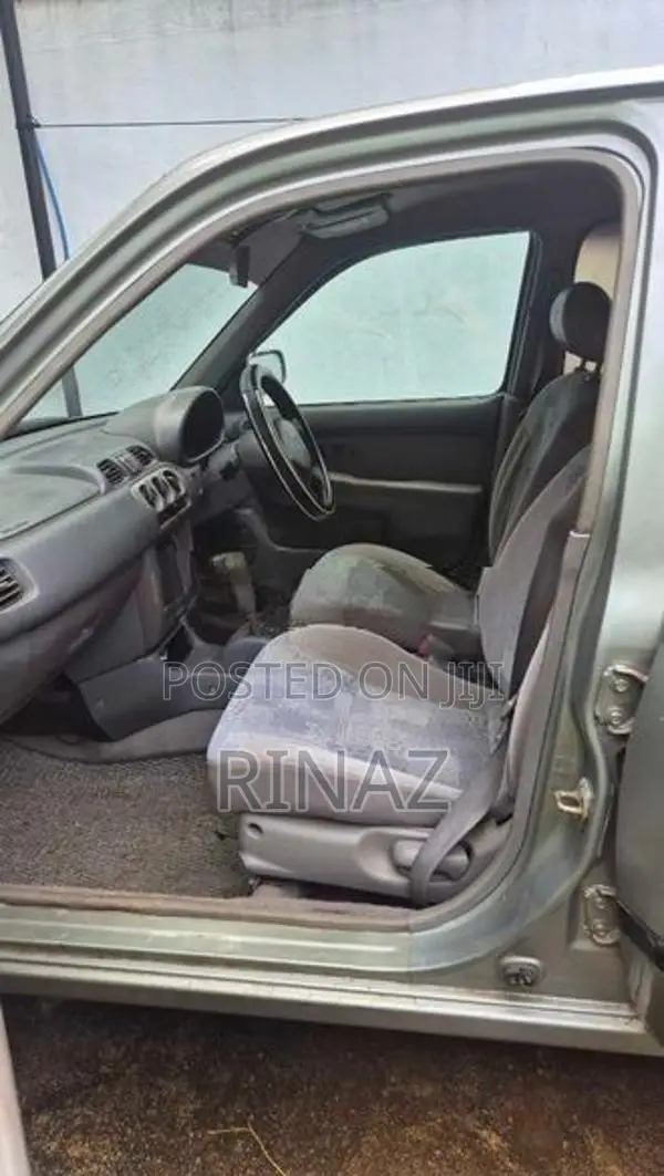 Nissan March 2001