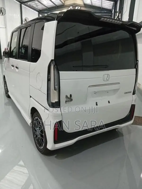 Honda N-Box Custom 2024