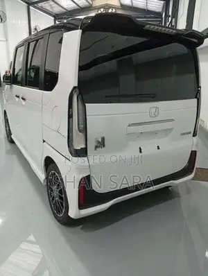 Honda N-Box Custom 2024