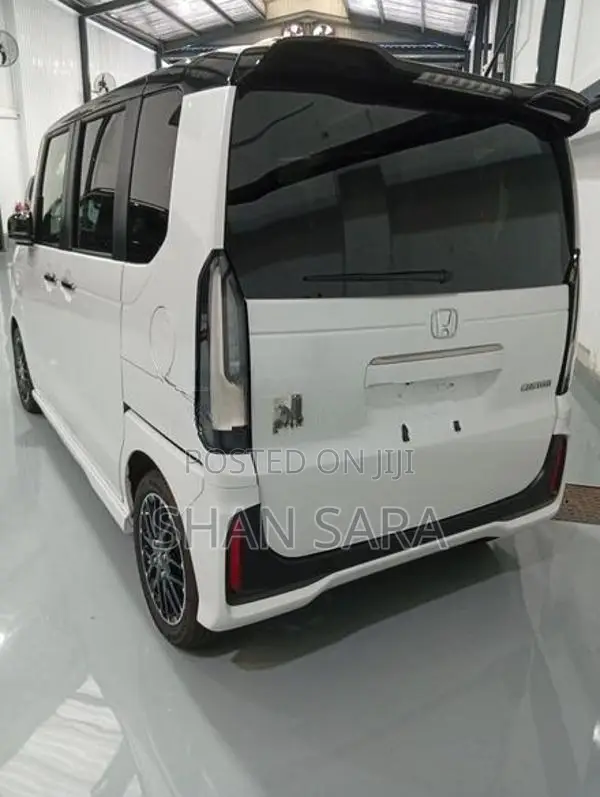 Honda N-Box Custom 2024