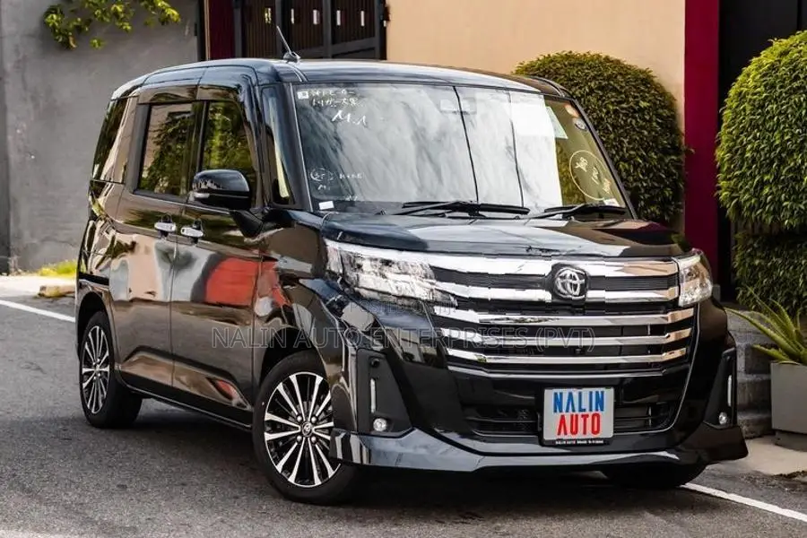 Toyota Roomy Custom-GT Black 2021