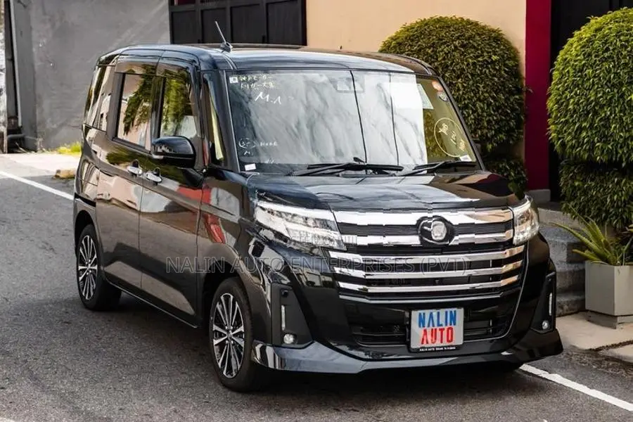 Toyota Roomy Custom-GT Black 2021