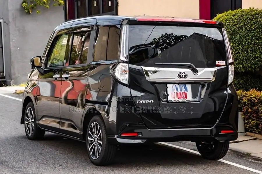 Toyota Roomy Custom-GT Black 2021