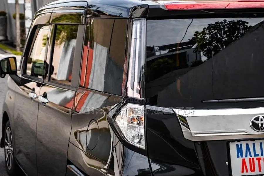 Toyota Roomy Custom-GT Black 2021