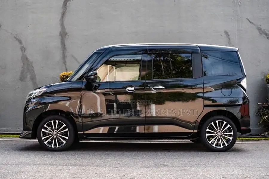 Toyota Roomy Custom-GT Black 2021