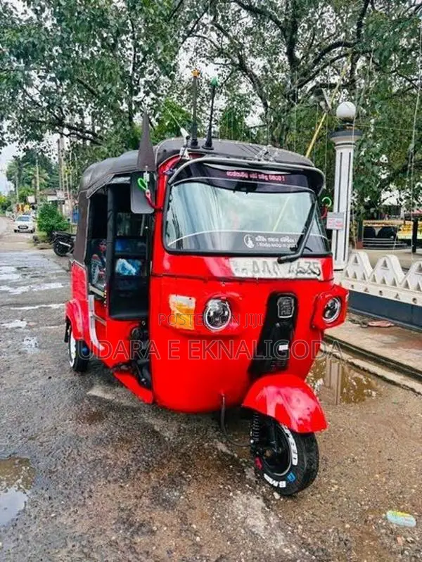 Bajaj RE 205 2012