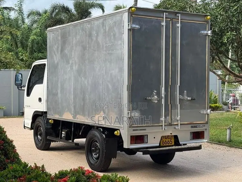 Isuzu Elf NHR Full Body 2004