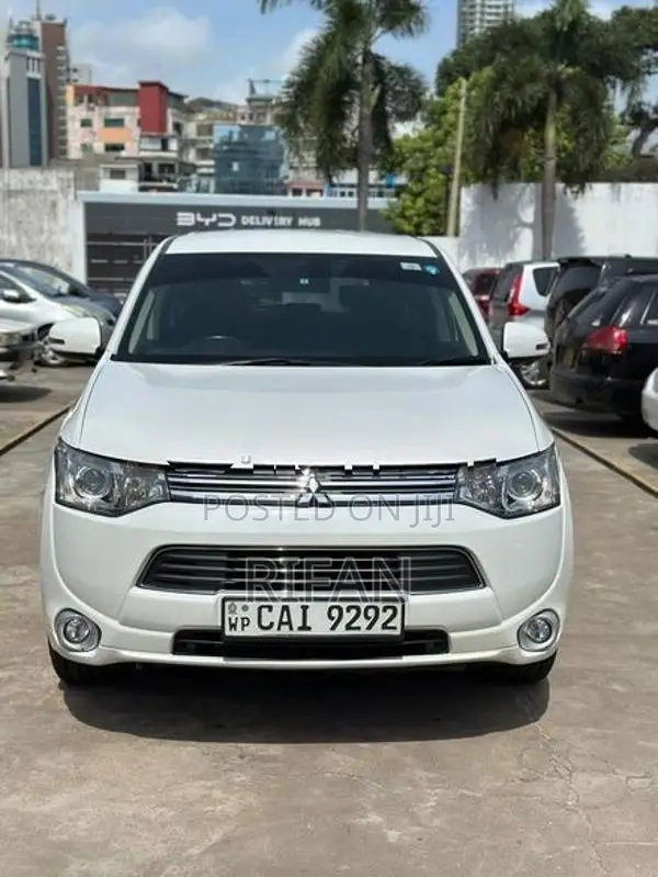 Mitsubishi Outlander PHEV 2014