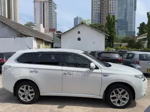 Mitsubishi Outlander PHEV 2014