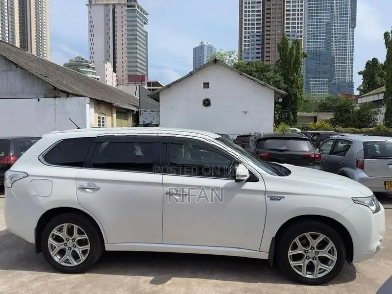 Mitsubishi Outlander PHEV 2014