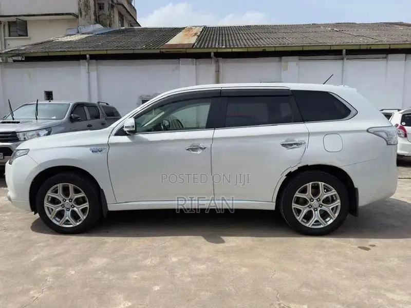 Mitsubishi Outlander PHEV 2014