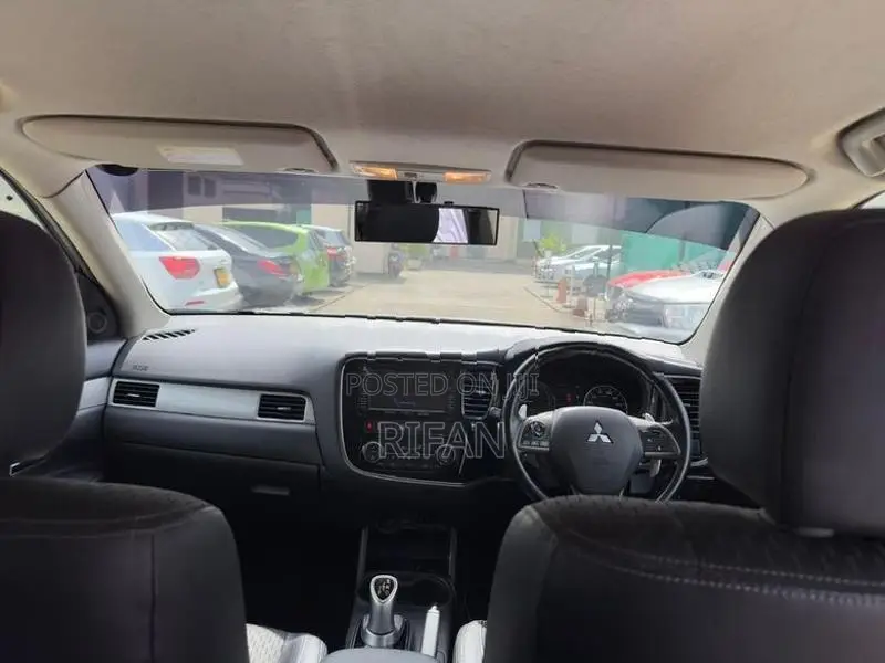 Mitsubishi Outlander PHEV 2014