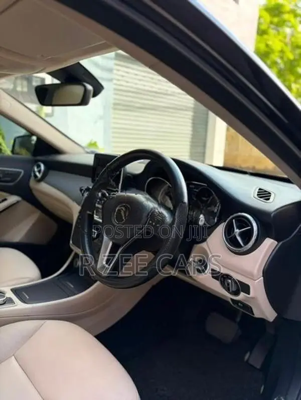 Mercedes Benz GLA 200 2015