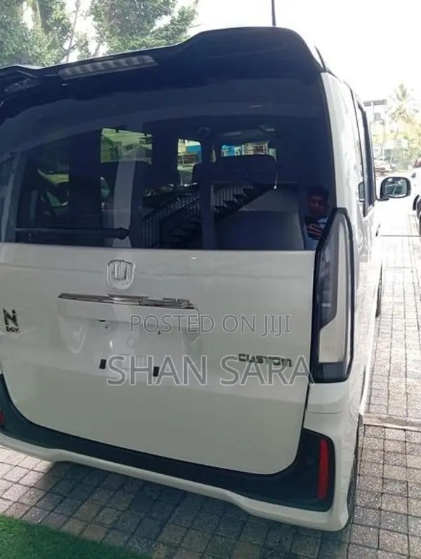 Honda N-Box Custom 2024