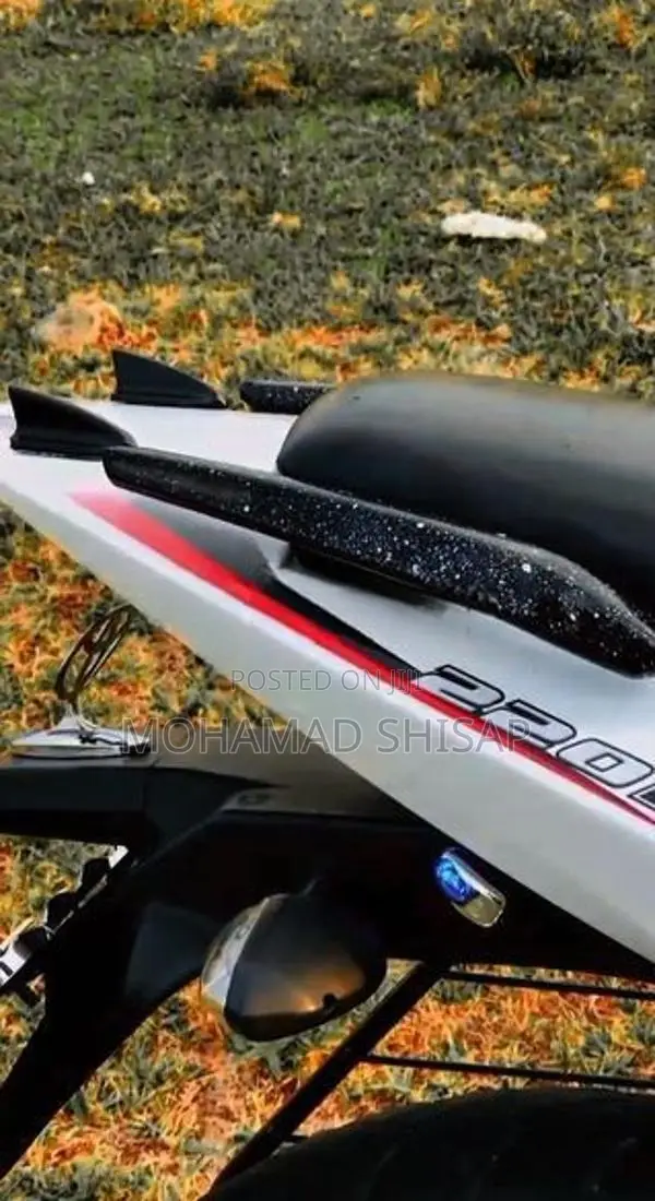 Bajaj Pulsar 220F 2011