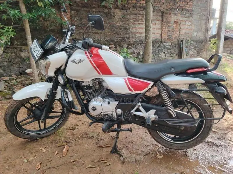 Bajaj V15 2016