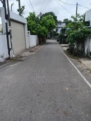 Land for Sale with House Madiwela
