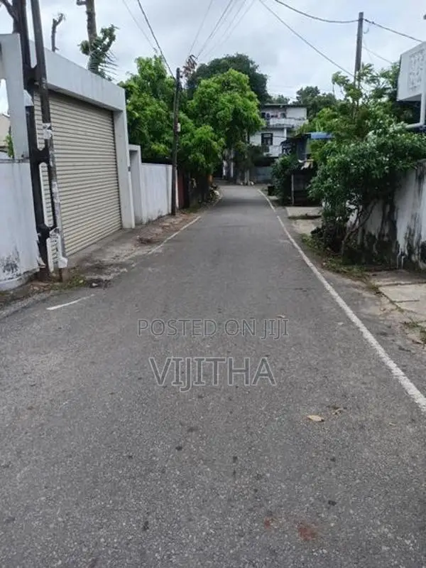 Land for Sale with House Madiwela