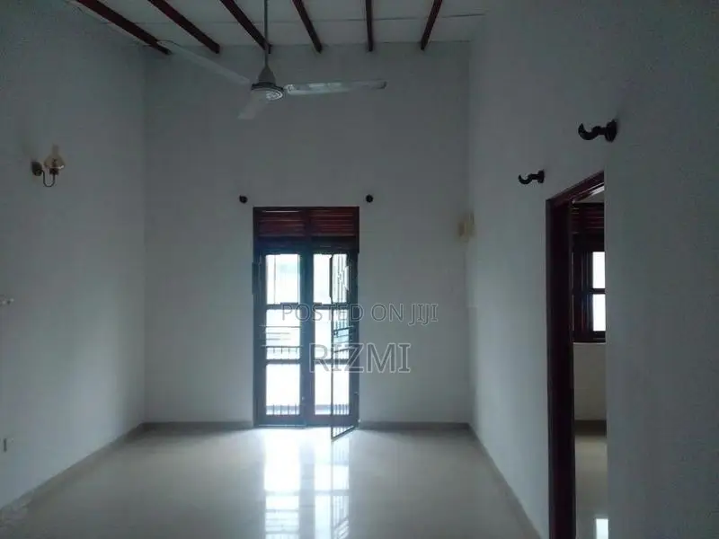 2BR second floor house for rent dehiwala sudarsana rd papaà