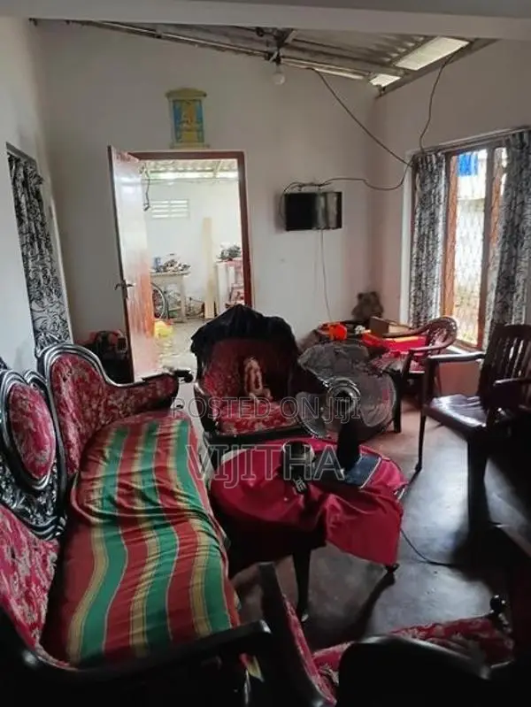 Land for Sale with House Madiwela