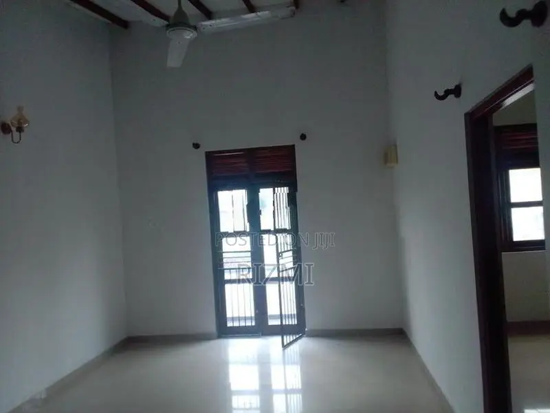 2BR second floor house for rent dehiwala sudarsana rd papaà