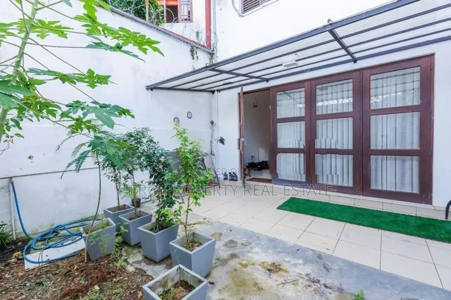 Modern 3 Story House for Rent in Thalawathugoda