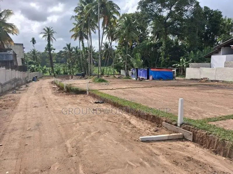 තලවතුගොඩ හංදියට ඇවිදින දුර - අගනා බිම්