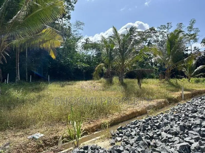 ගාල්ල උඩුගම බස් පාරට ලගින්ම පොලීරහිතව ගෙවන්න බිම් කොටස්