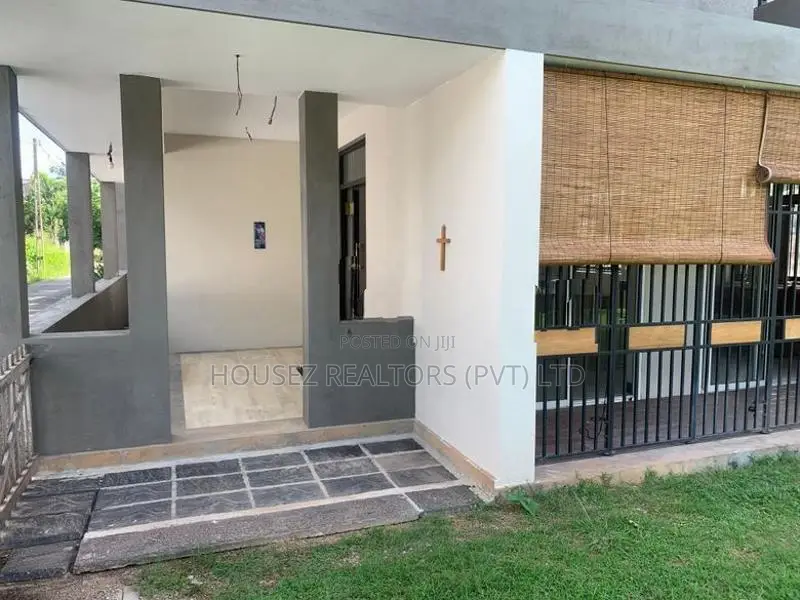 Spacious 4-Bedroom House Bordering Bolgoda River Reservation