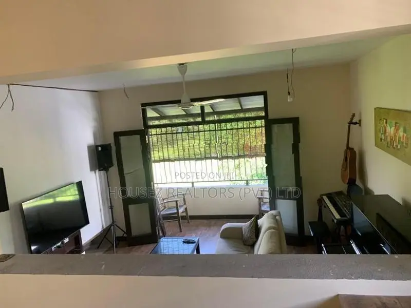 Spacious 4-Bedroom House Bordering Bolgoda River Reservation