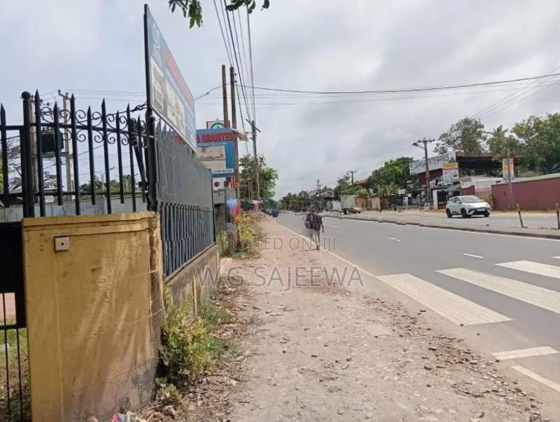 Main Road Facing 113 Perch Land with House for Sale in Seeduwa Town