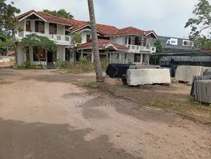Main Road Facing 113 Perch Land with House for Sale in Seeduwa Town