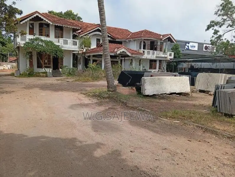 Main Road Facing 113 Perch Land with House for Sale in Seeduwa Town