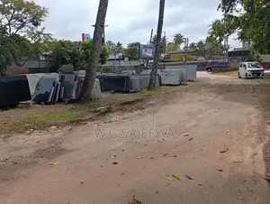 Main Road Facing 113 Perch Land with House for Sale in Seeduwa Town