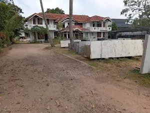 Main Road Facing 113 Perch Land with House for Sale in Seeduwa Town