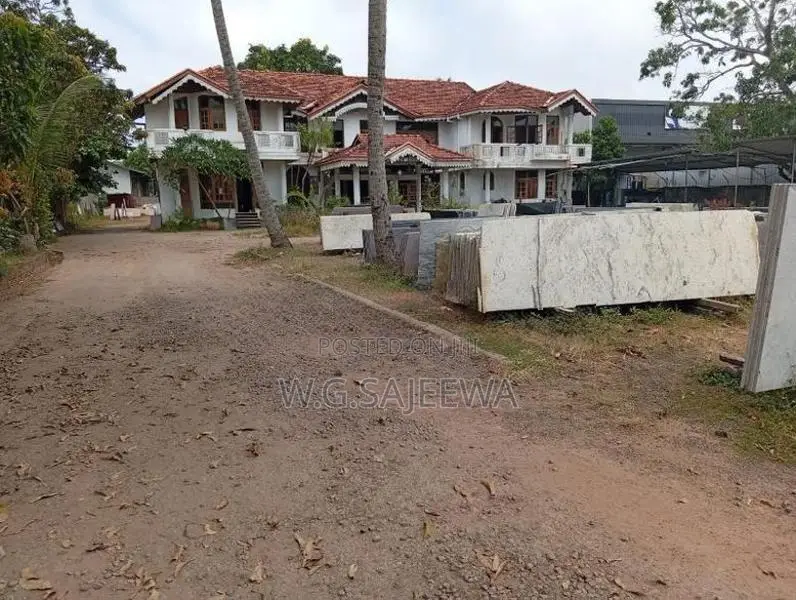 Main Road Facing 113 Perch Land with House for Sale in Seeduwa Town