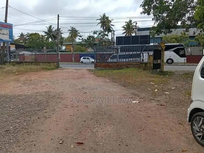 Main Road Facing 113 Perch Land with House for Sale in Seeduwa Town