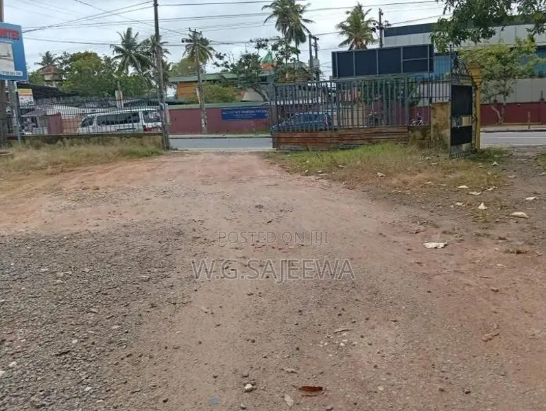 Main Road Facing 113 Perch Land with House for Sale in Seeduwa Town