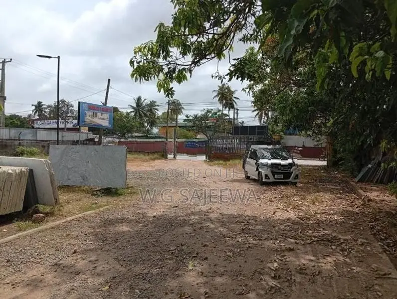 Main Road Facing 113 Perch Land with House for Sale in Seeduwa Town