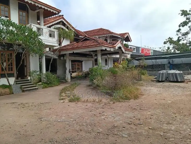 Main Road Facing 113 Perch Land with House for Sale in Seeduwa Town