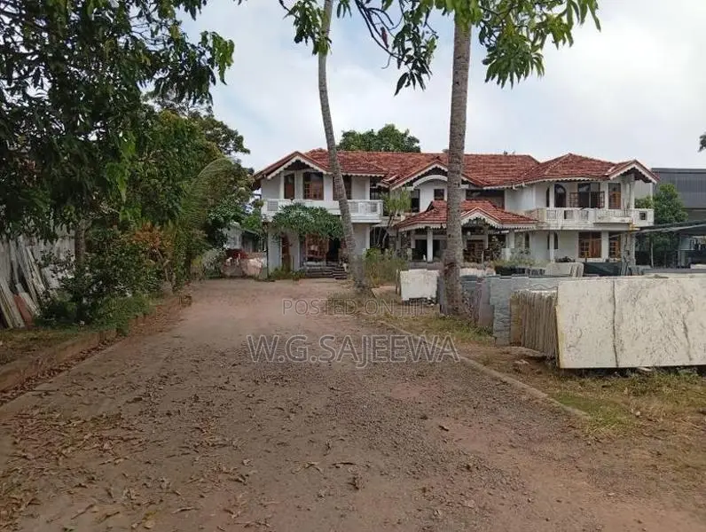 Main Road Facing 113 Perch Land with House for Sale in Seeduwa Town