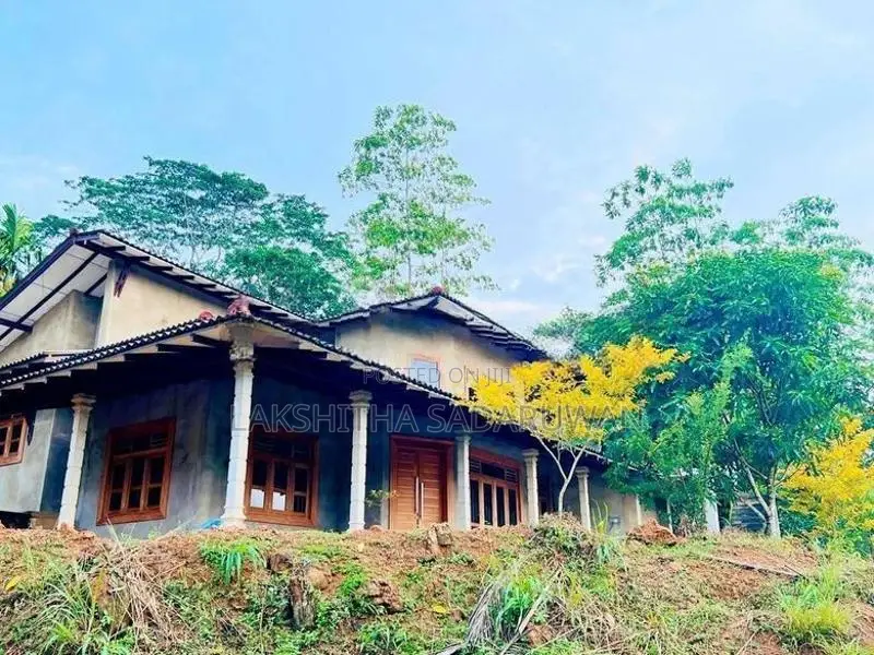 අකුරැස්ස මාරඹ ප්‍රදේශයේ විලා නිවසක් සමඟ ආදායම් ලබන තේ ඉඩමක් විකිණීමට