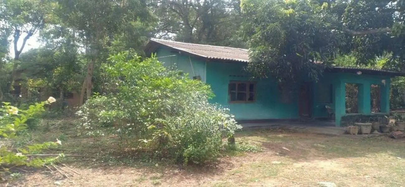 27.5 Perch Land with House in Debarawewa