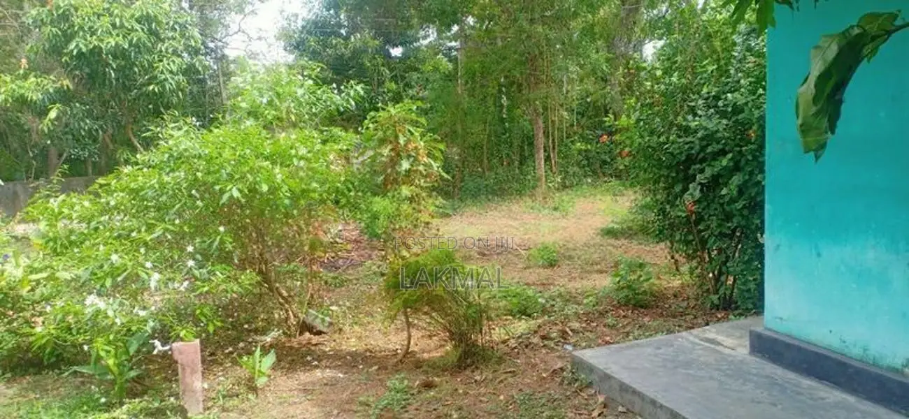 27.5 Perch Land with House in Debarawewa