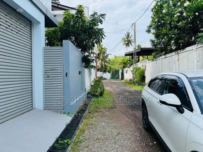 RESIDENTIAL LAND FOR SALE IN BORALESGAMUWA TOWN .
