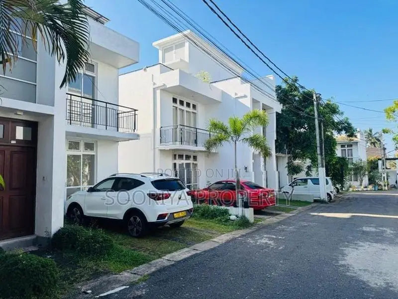 2 STORY LUXURY HOUSE FOR SALE WITH SWIMMING POOL - PILIYANDALA .