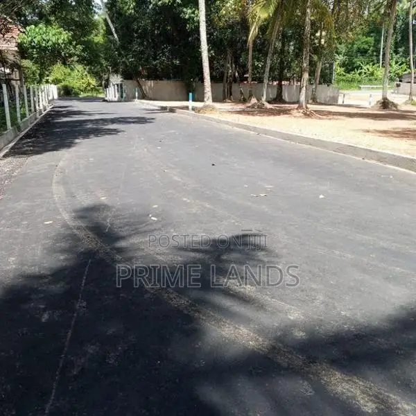 මිනුවන්ගොඩ නයිවල 211 බස් පාරට මායින්ව බිම් කොටස්